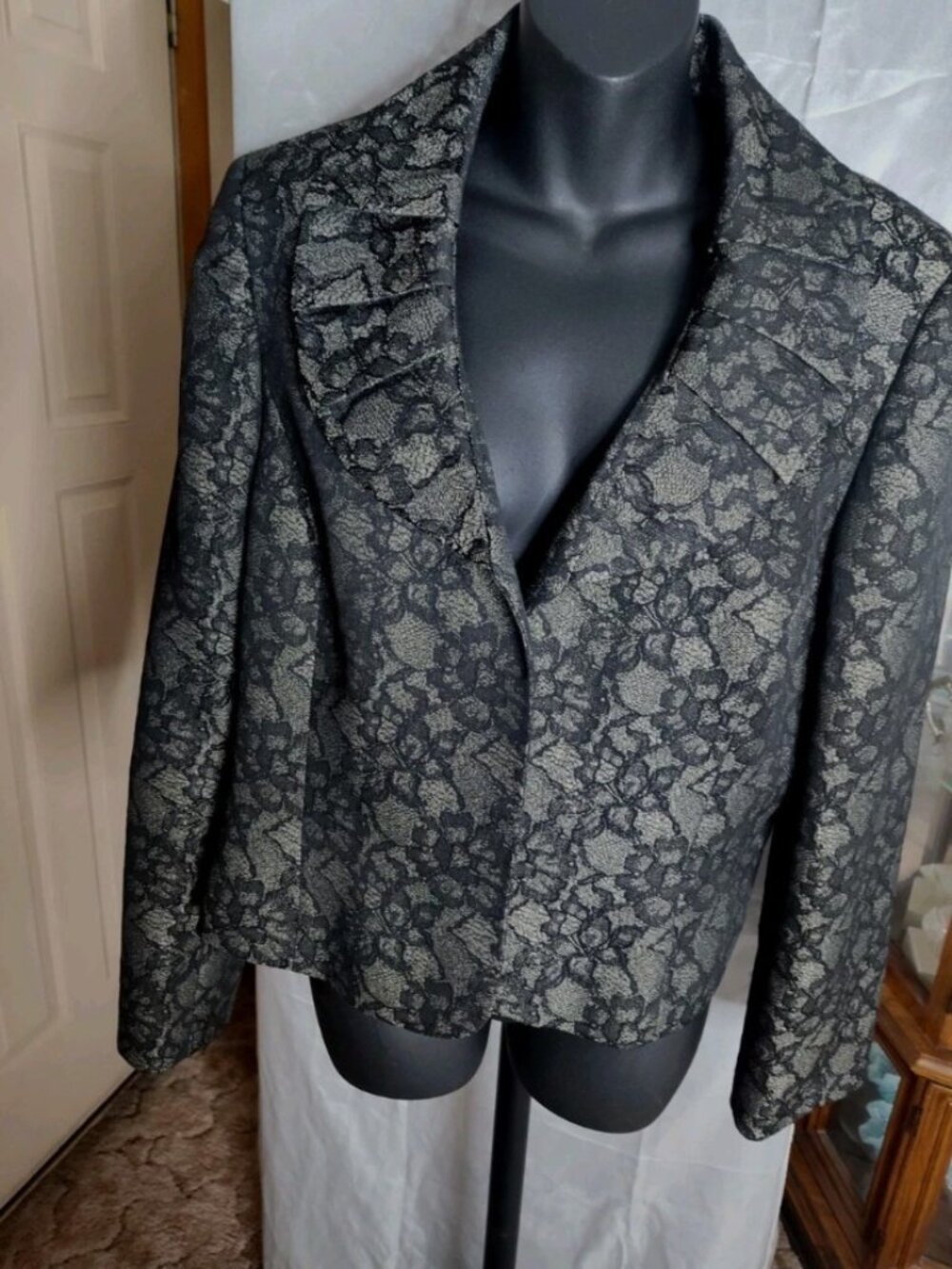 Le Suit Black Gray Lace Print Cropped Blazer Pleated Collar Open Front Size 16
